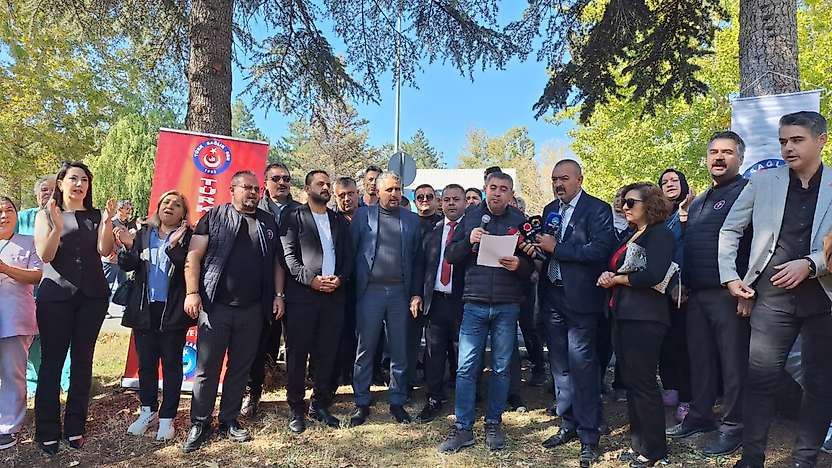 Erciyes Üniversitesi'nde sağlık işçileri bankaların promosyon teklifini protesto etti